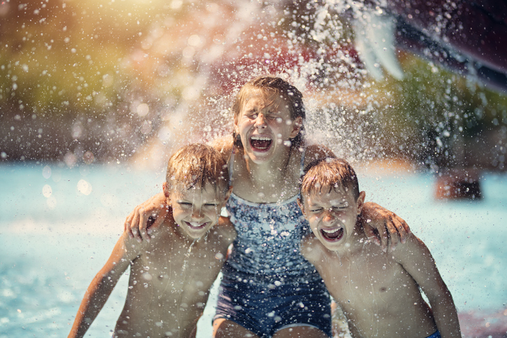 Kinder im Wasser