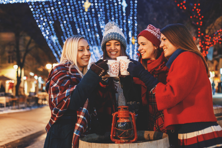 Freunde trinken Gluehwein 